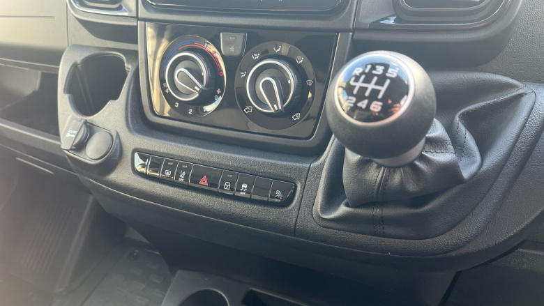 Peugeot Boxer 3500 L2 Diesel 2.2 BlueHDi 140 H1 Van Professional